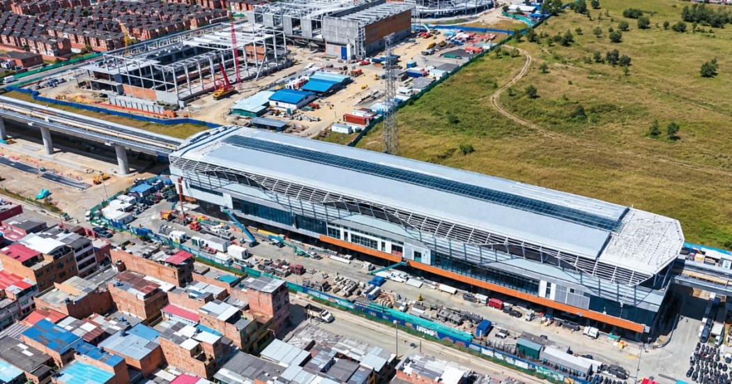 Foto aérea de una de las estaciones de la Línea 1 del Metro en la avenida Villavicencio.
