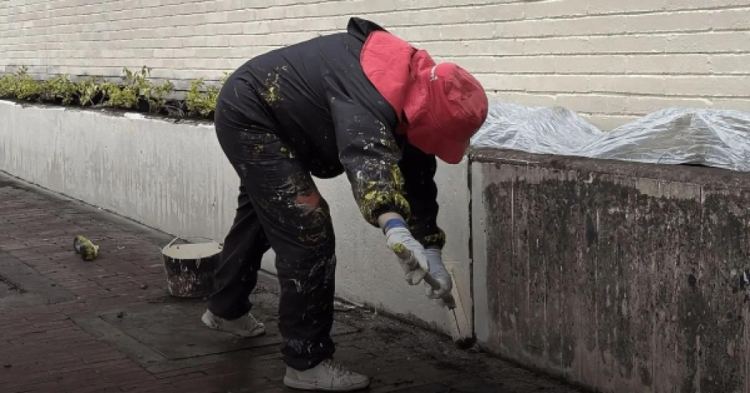 Persona realizando trabajo de mejoramiento
