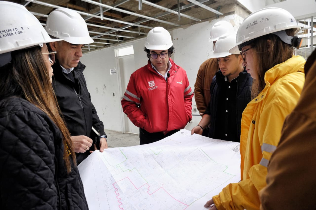 Secretario Distrital de Integración Social verificando el avance las obras del Multiservicios de Bosa