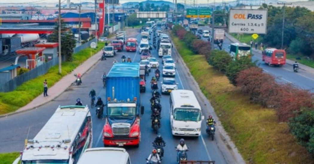Vehículos en una vía de Bogotá