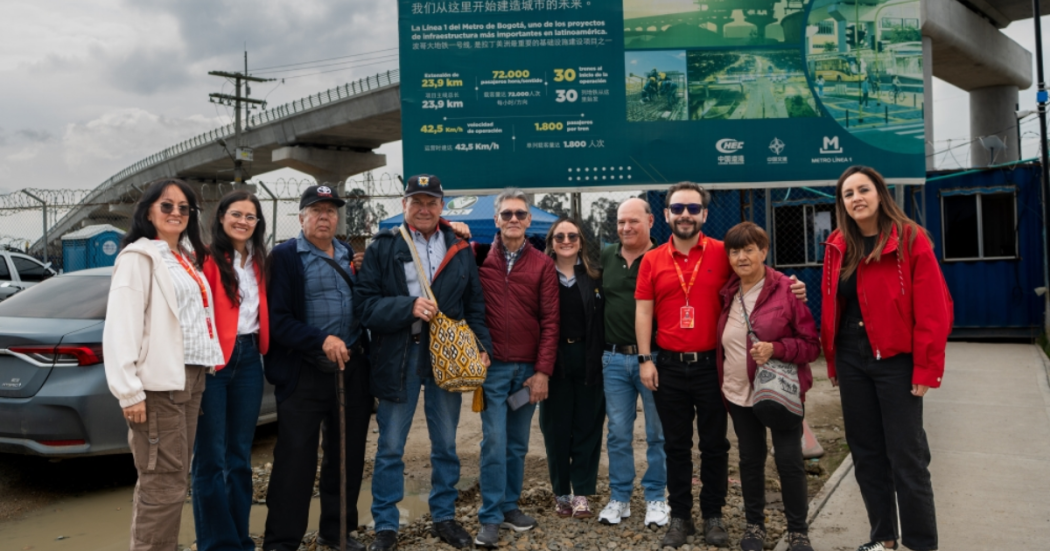 Foto de pensionados en las obras del Metro de Bogotá
