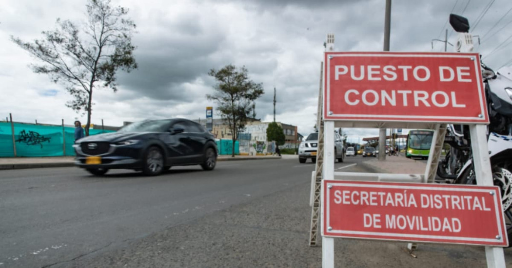 Foto de un puestro de control de movilidad en una vía de Bogotá.