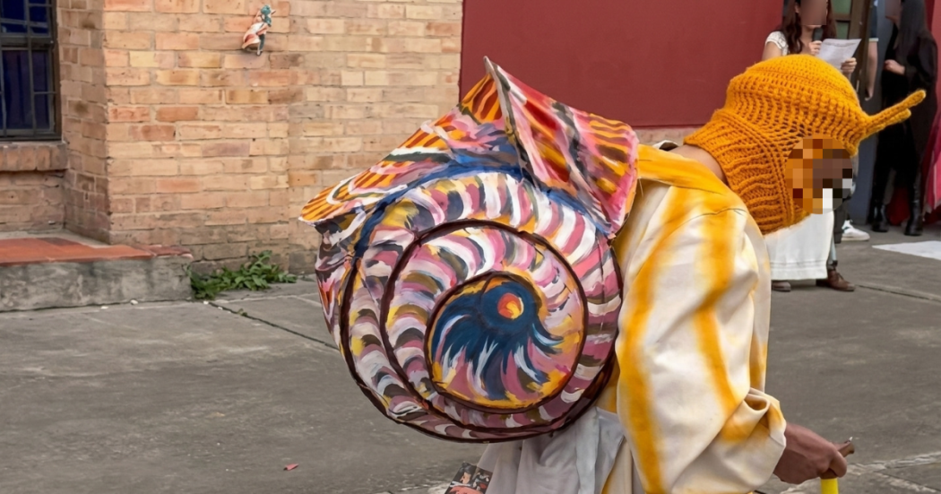 Foto de un niño con un disfrazado de caracol 
