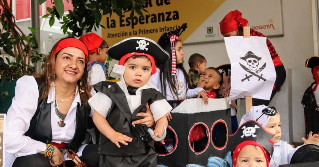 Niñas y niños con sus padres celebrado halloween