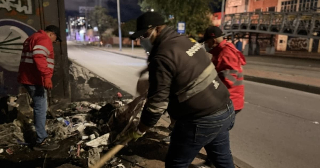 Foto de un grupo de funcionarios de la Alcaldía de Bogotá, realizando retiro de residuos en inmediaciones al Canal Comuneros.