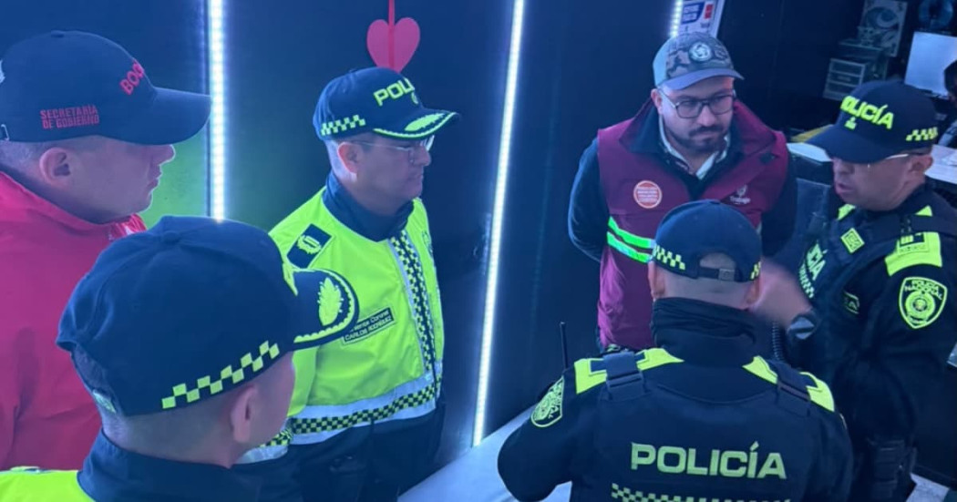 Foto del operativo de sellamiento de tres bares que funcionaban bajo fallada de sindicados en el barrio Restrepo de Bogotá.