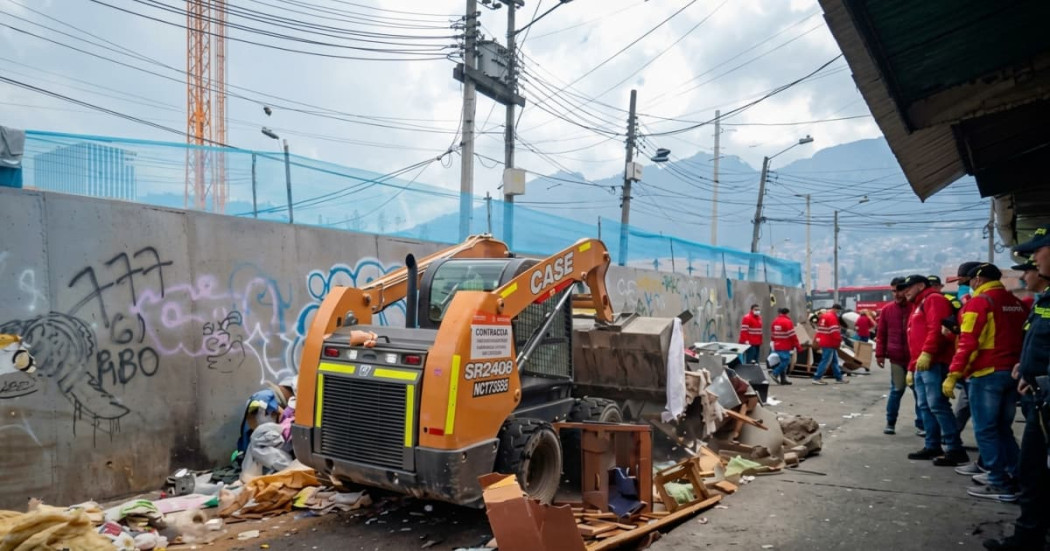 Foto de maquinaria y funcionarios del Distrito en la invertención de espacio público en el barrio San Bernardo.