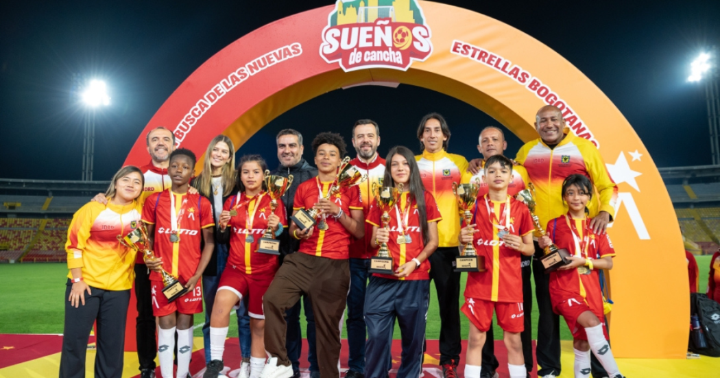 Foto del alcalde de Bogotá con deportistas jovenes 