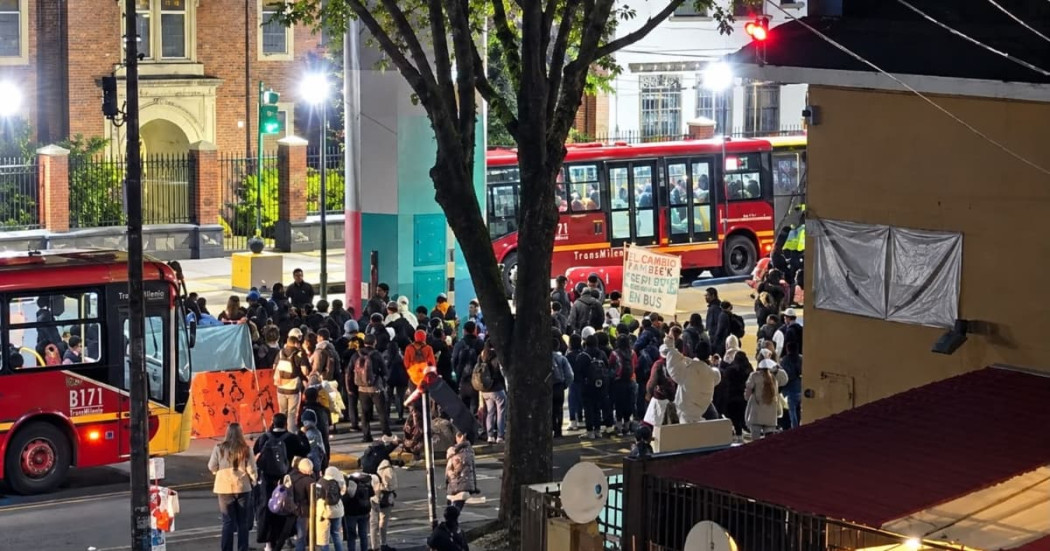 Buses de TransMilenio en medio de las movilizaciones de este 14 de octubre de 2026.
