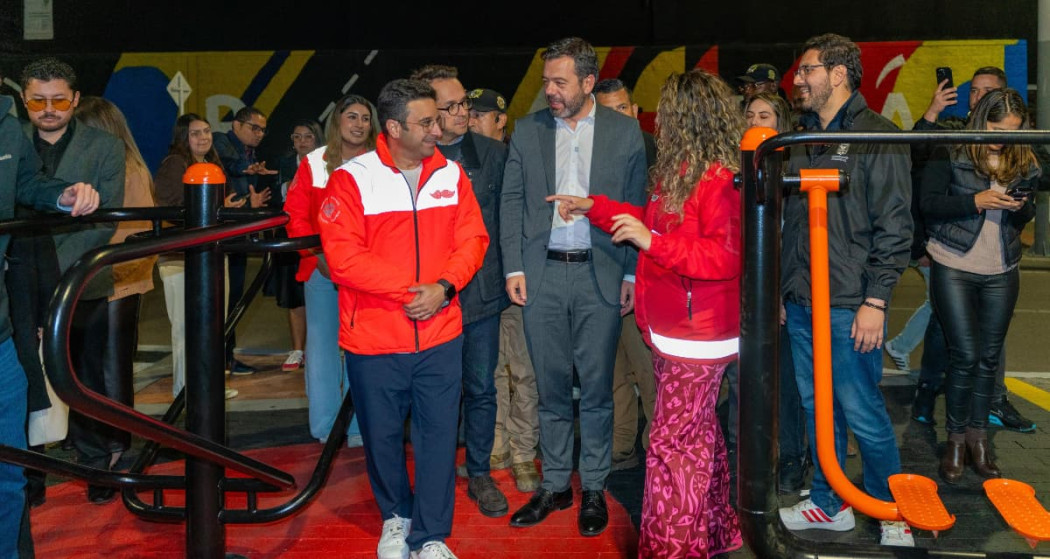 Foto del alcalde Carlos Fernando Galán durante la entrega de la renovación del bajopuente de carrera Novena con calle 109 en Bogotá