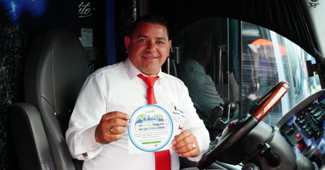 Conductor de la Terminal de Transporte de Bogotá participando del programa de prevención contra la trata de personas y explotación comercial infantil.