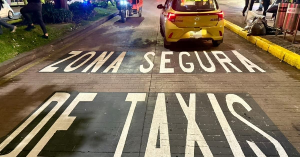 Foto de un taxi en una vía de Bogotá