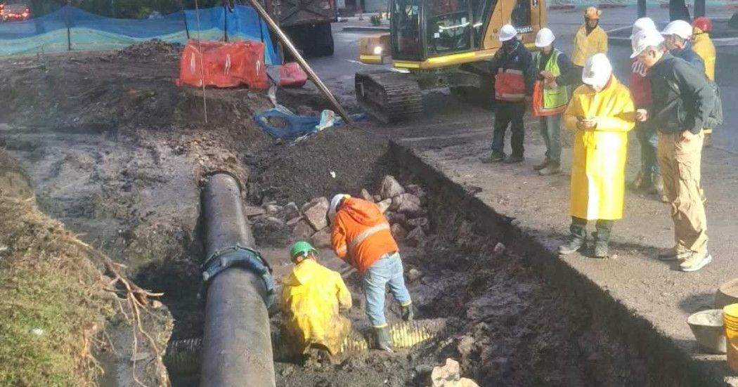 Foto que muestra operarios del acueducto reparando una tubería 