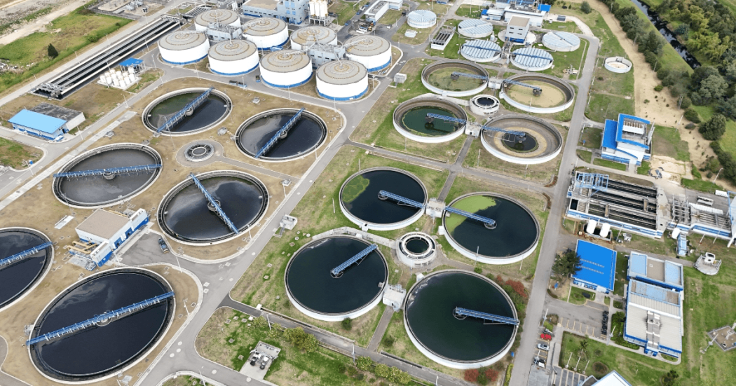 Foto que muestra tanques con agua de la PTAR Salitre 