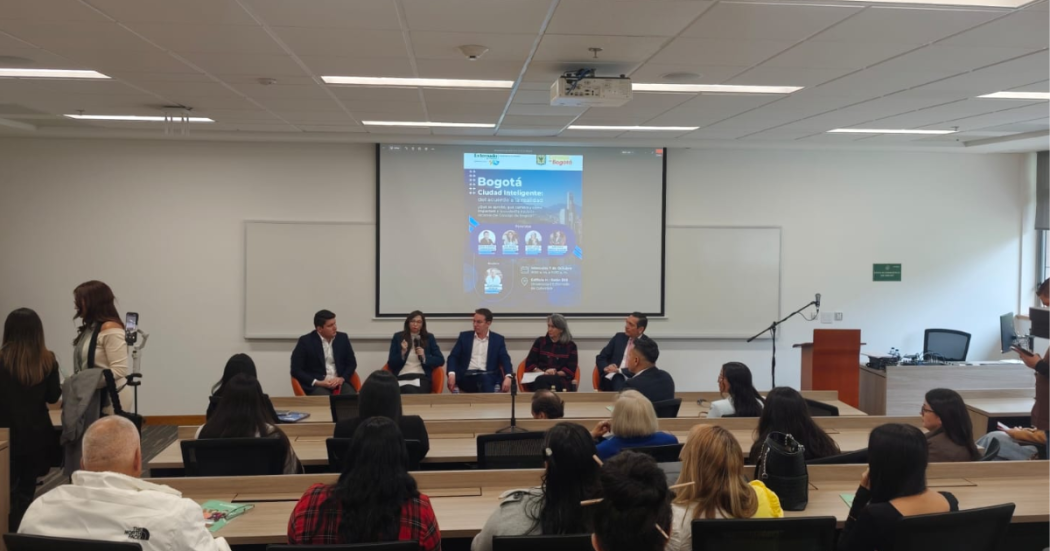 Foto de una reunión entre estudiantes y funcionarios del sector Hacienda en Bogotá