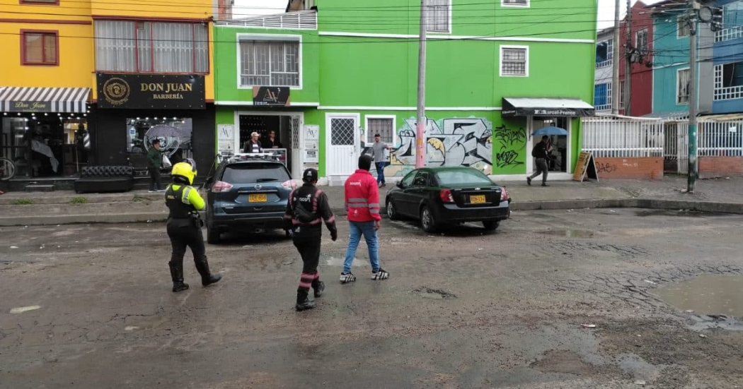 Foto de un operativo contra el mal parqueo en Bogotá se ven carros y personas