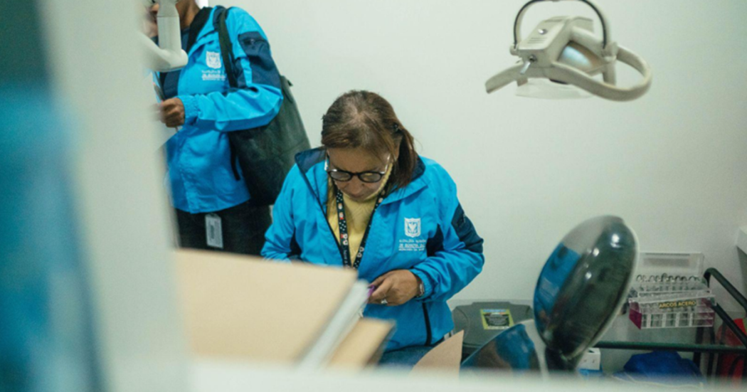 Foto de una funcionaria del sector salud 