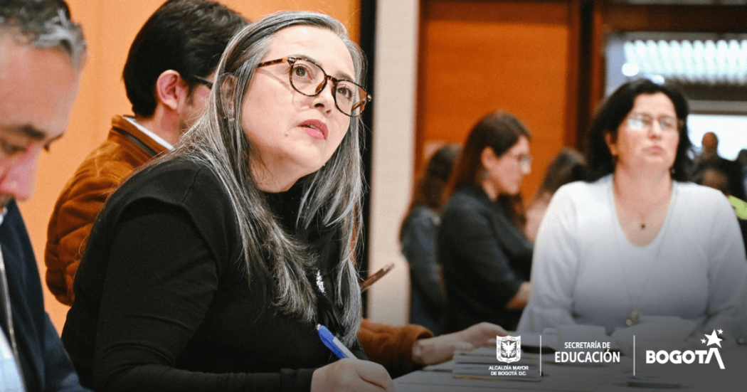 Foto que muestra una mujer hablando 