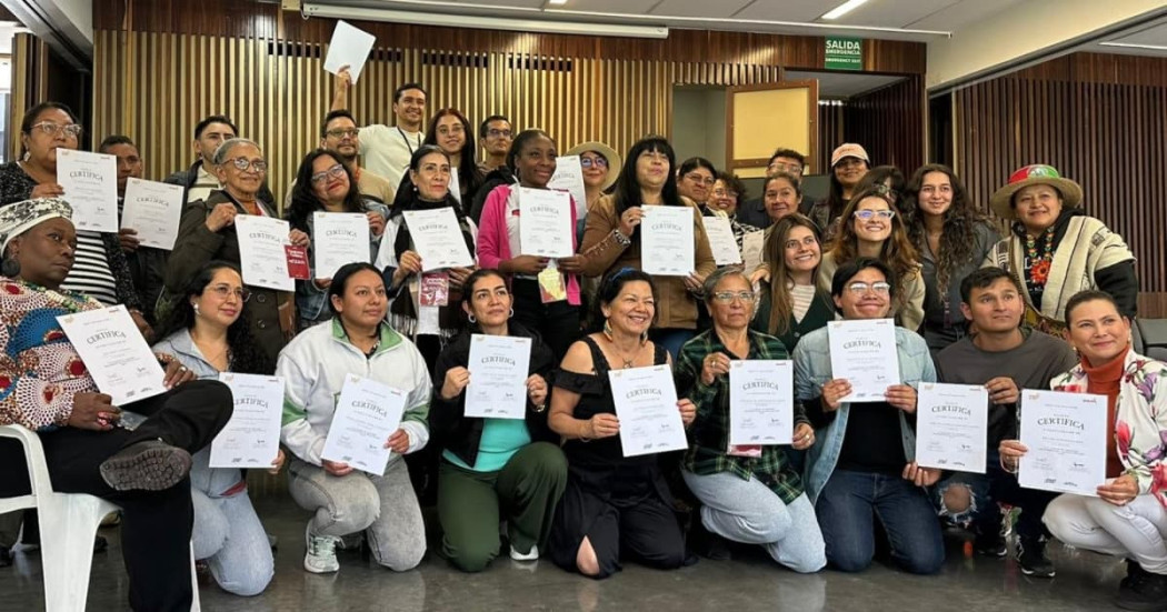 Fotografía del grupo de emprendedoras y emprendedores que recibieron la mentoría y participarán en el festival