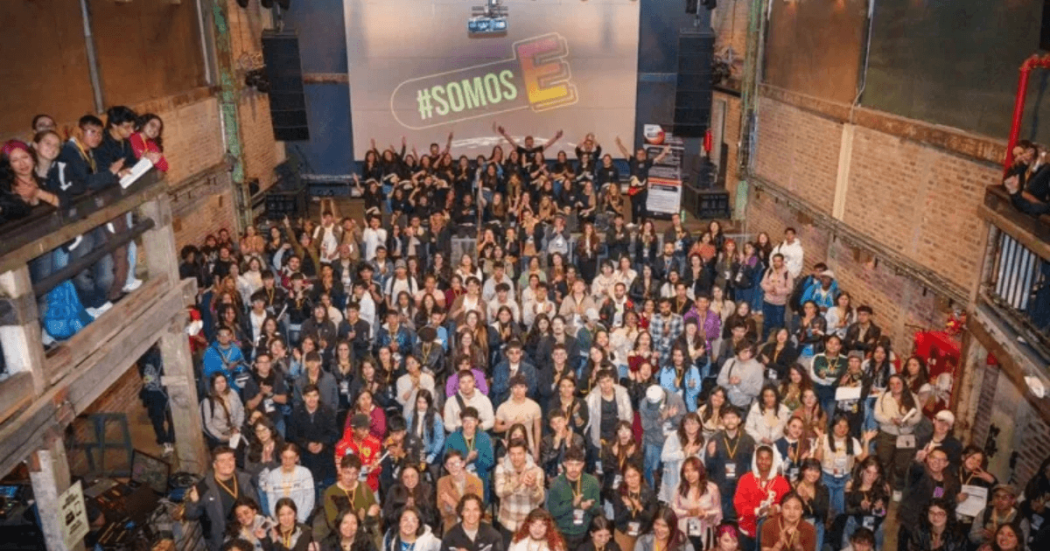 Foto que muestra un grupo de estudiantes celebrando