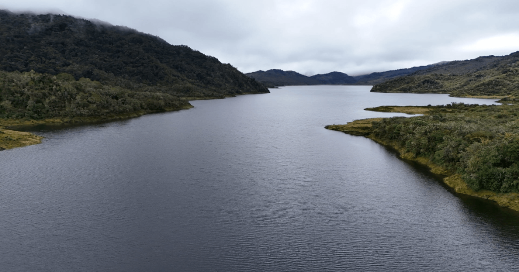 Foto que muestra un embalse con agua 