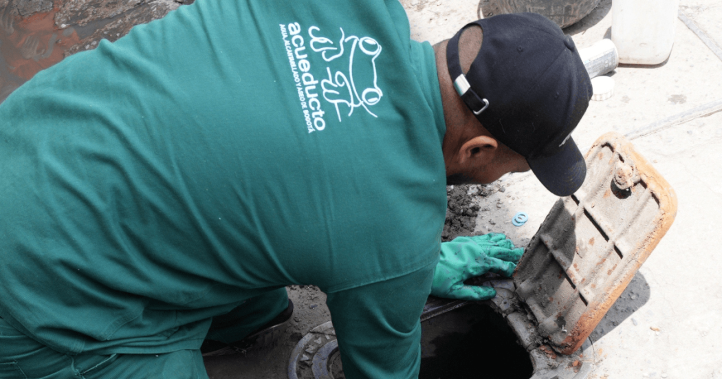 Foto que muestra una persona con el uniforme del Acueducto de Bogotá