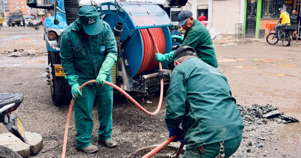 Foto que muestra personas con el uniforme del Acueducto de Bogotá 