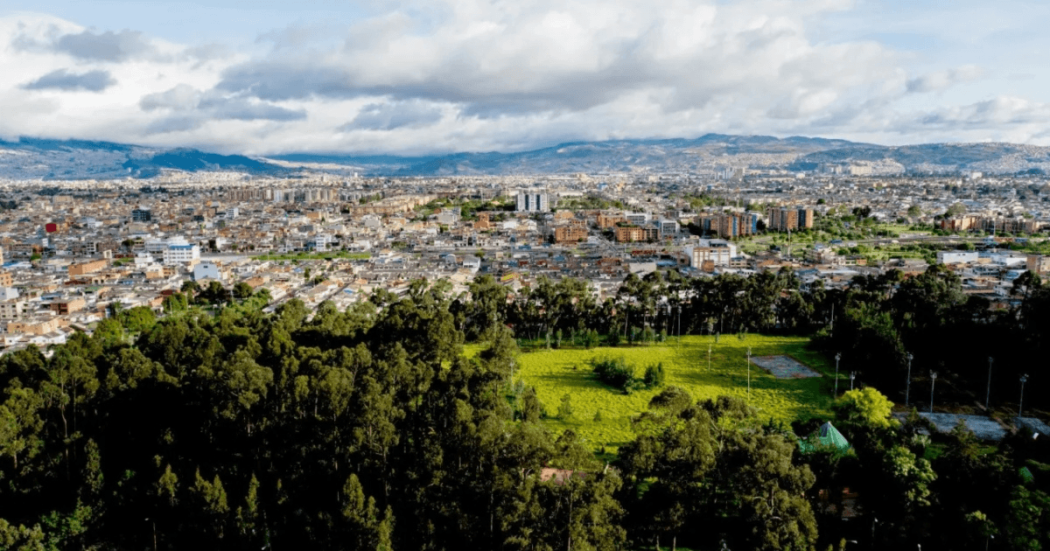 Foto panorámica de Bogotá que muestra árboles y edificios 