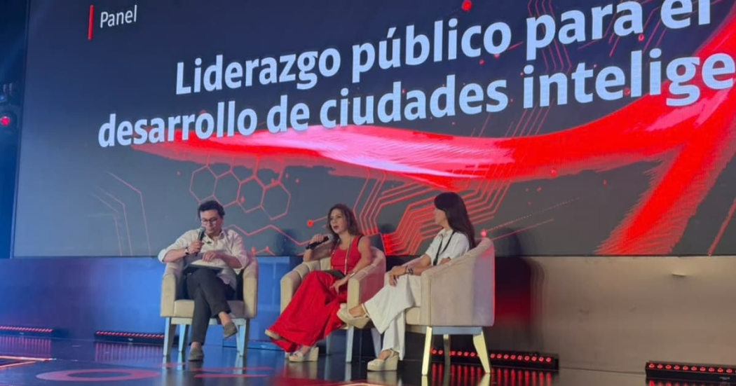 Fotografía de la consejera TIC en intervención en el evento Claro Tech Summit 2026