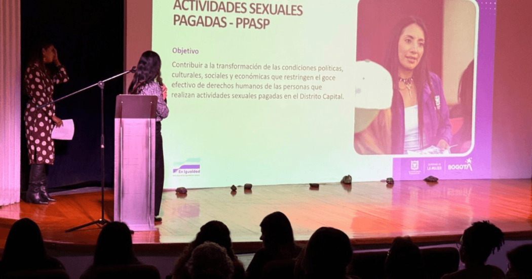 Foto de una mujer exponiendo.