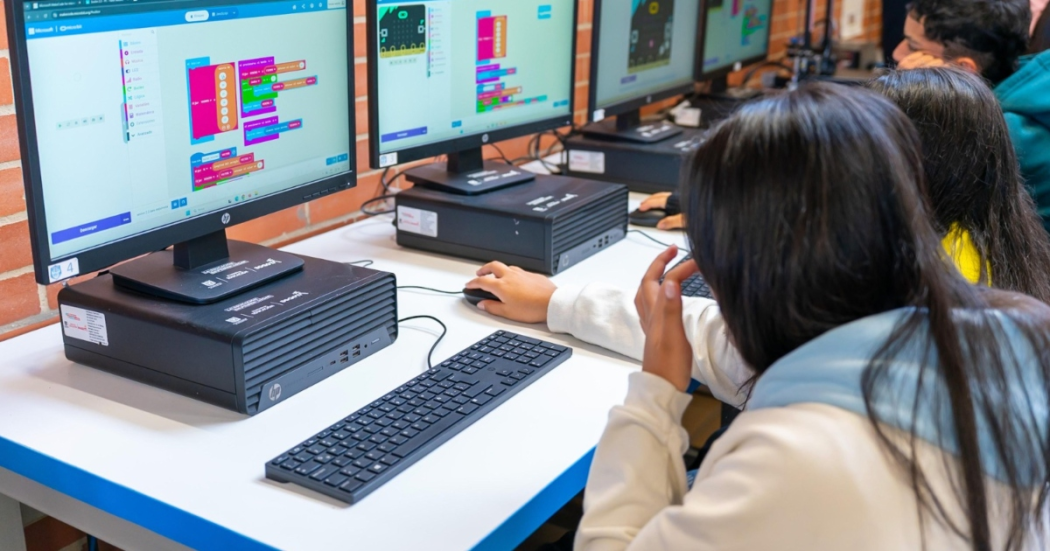 Foto que muestra una niña frente a un computador 