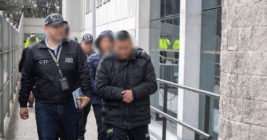 Foto de Policías capturados, esposados.