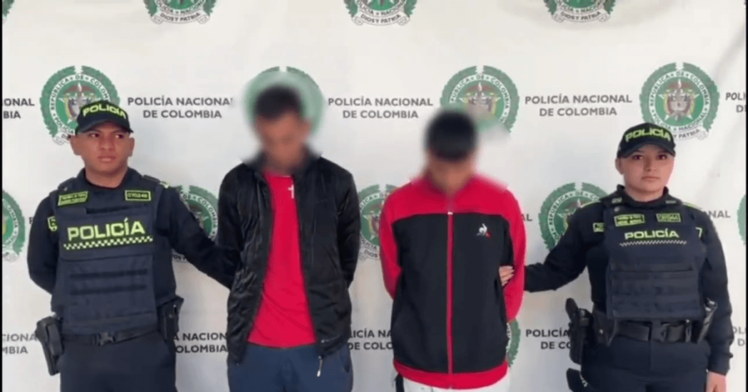 Foto de los dos capturados en medio de dos Policías.