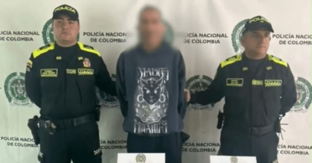 Hombre capturado en medio de dos policías