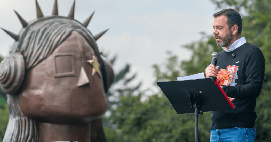Imagen del alcalde Carlos Fernando Galan junto a la escultura 'La Rockera'