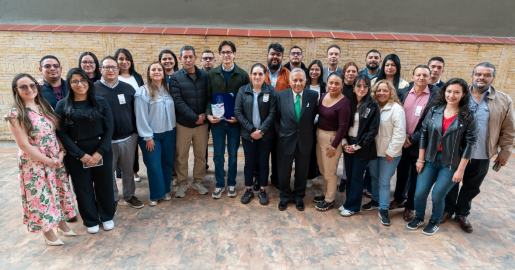 Foto de funcionarios del FONCEP con estudiantes de Honduras