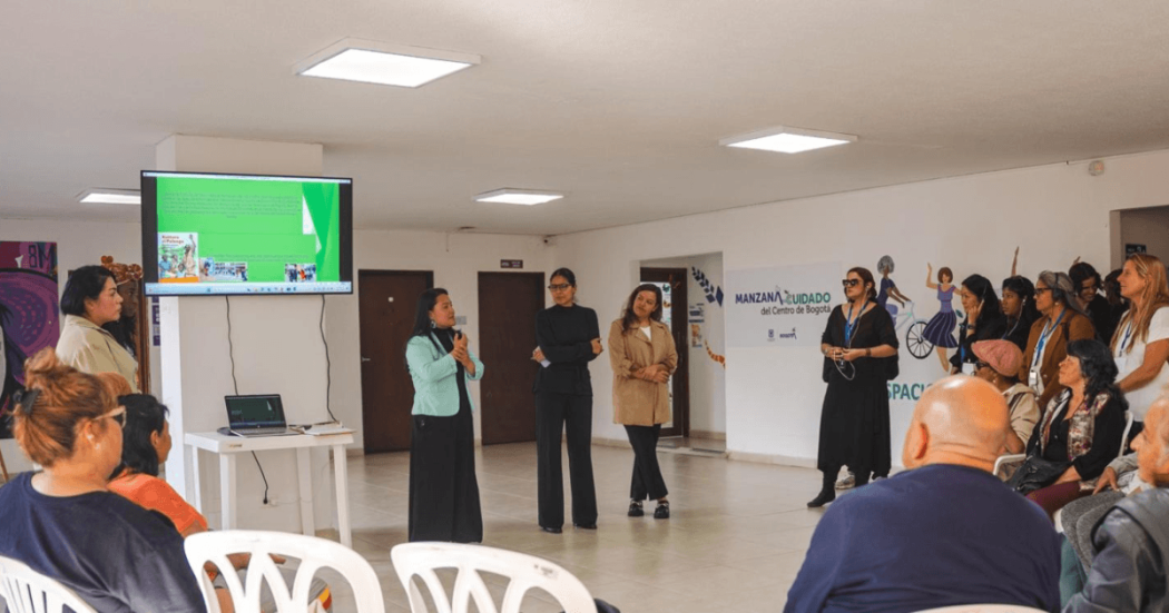 Foto de unas mujeres durante una exposición en la Manzana del Cuidado del Centro de Bogotá.