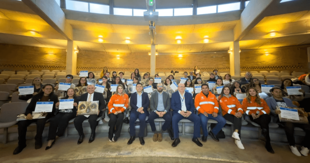 Foto que muestra un grupo de personas sentadas en un auditorio 