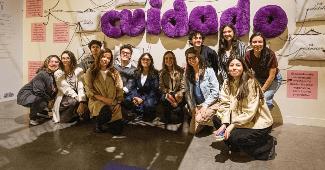 Foto de secretaria de la Mujer, Laura Tami, junto a otras mujeres.