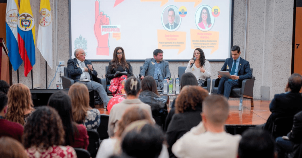 Foto de participantes del foro.