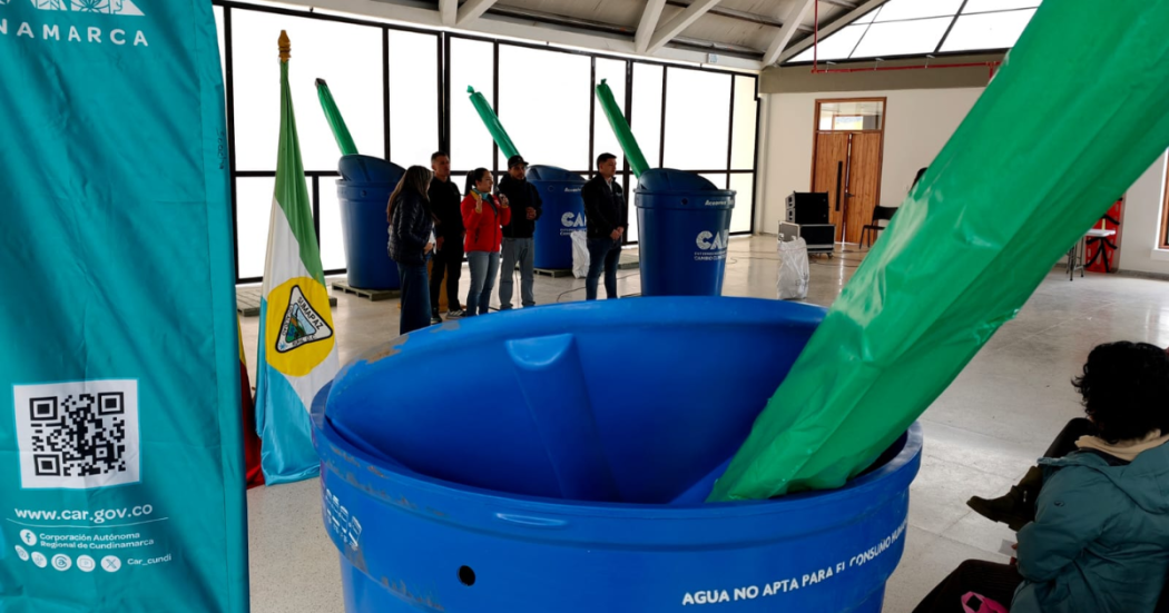 Foto de un tanque de almacenamiento y los kits de recolección de agua lluvia entregados por la CAR a familias campesinas de Sumapaz