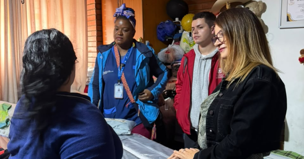 Foto de funcionarios del Distrito entregando ayudas 