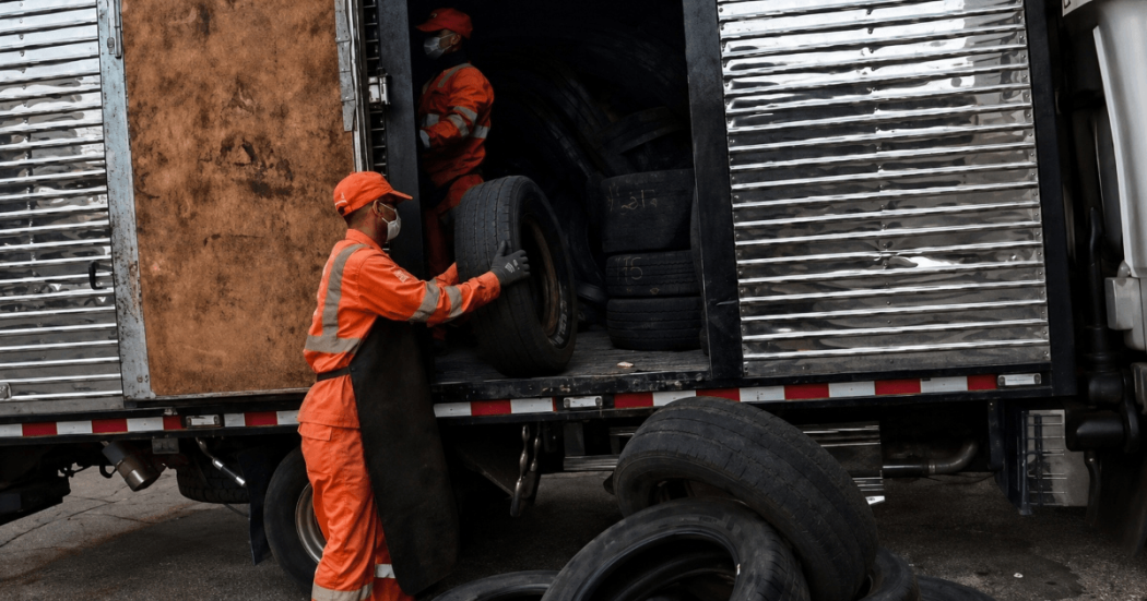 Trabajadores subiendo llantas en un camión 