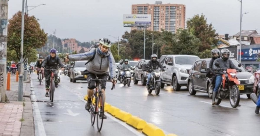 Foto de una vía de Bogotá con carros y ciclistas