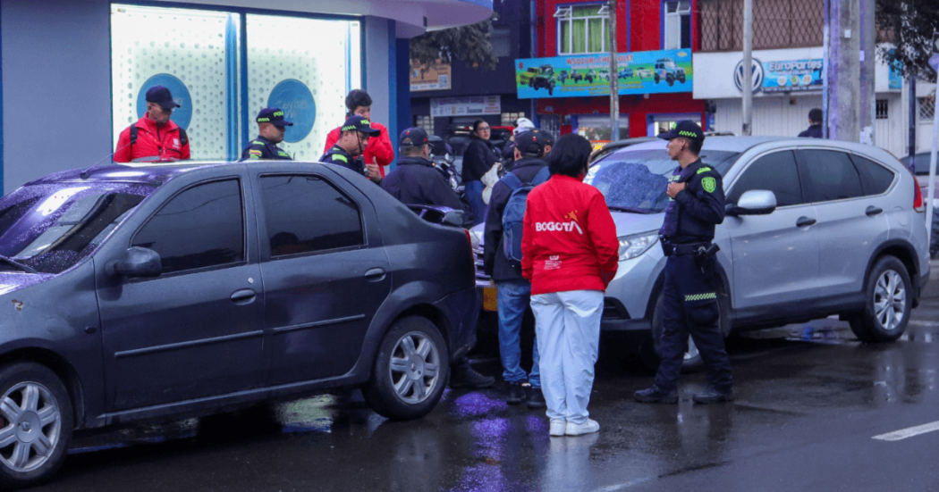 Foto de funcionarios del Distrito durante intervención en el barrio Siete de Agosto contra el hurto de vehículos..