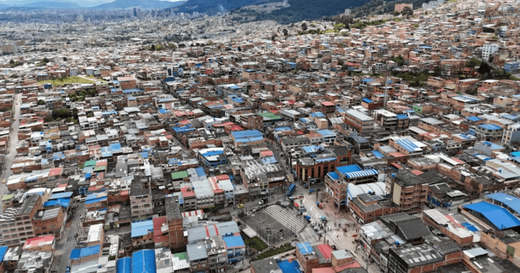 Foto paranorámica de Bogotá que muestra edificios y calles