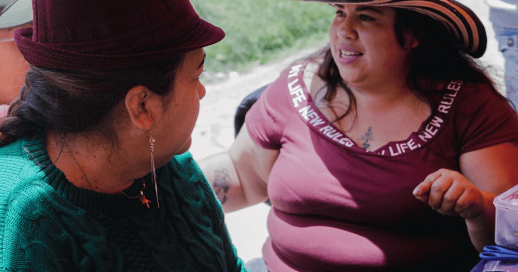 Foto de dos mujeres rurales de Bogotá conversando.