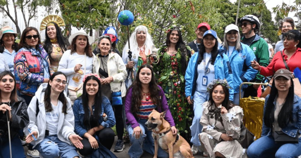 Mujeres disfrazadas tras una actividad.