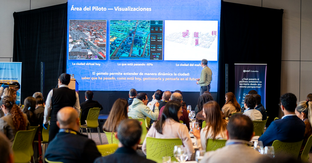 Foto de un foro académico donde los asistentes escuchan la presentación de un experto, quien proyecta una presentación.