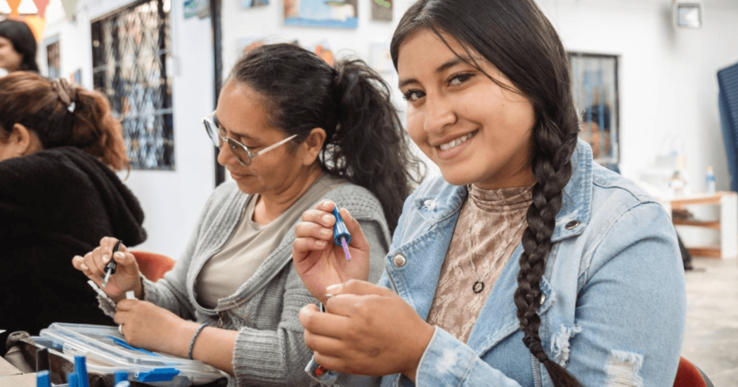 Foto de mujeres pintándose las uñas.